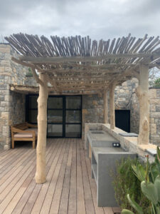 Réalisation d’une pergola en bois flotté  à guethary