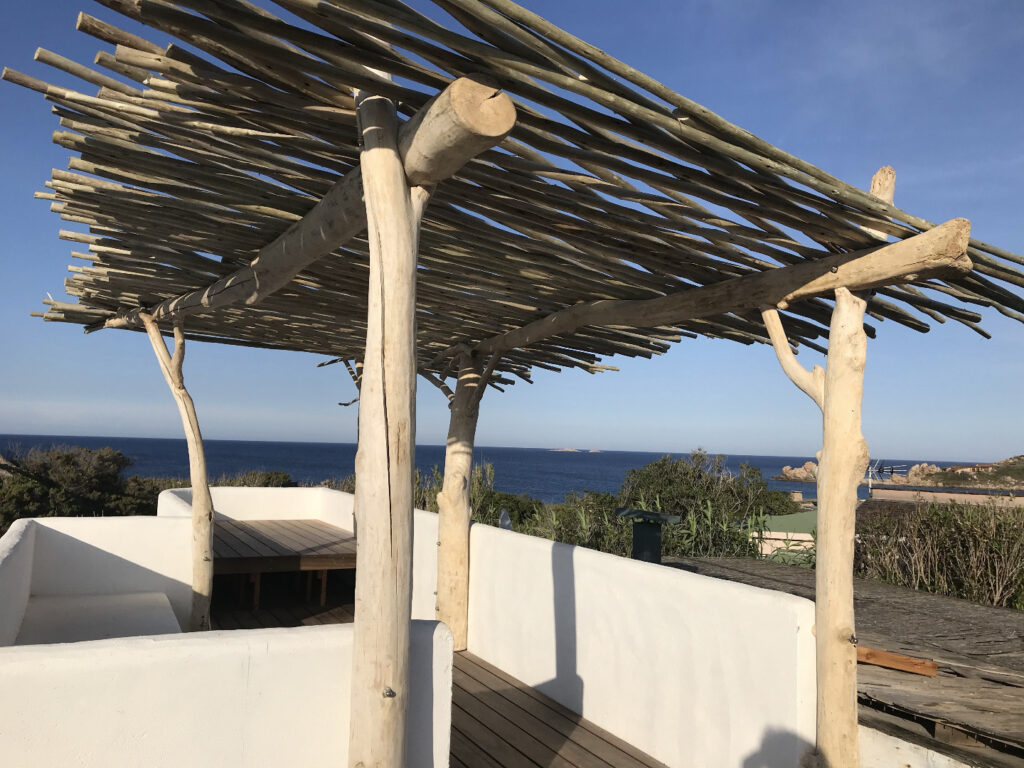 pergola en bois flotté sur l'ile de Cavallo en Corse