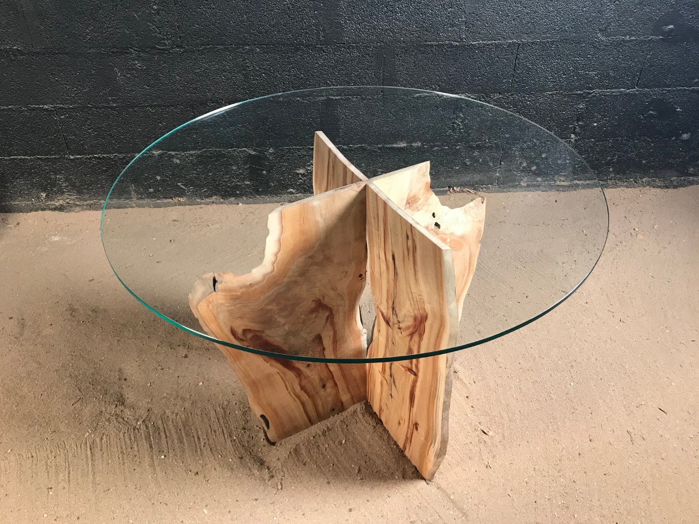 Création de la table ronde en planches de bois flotté "citron" – Image 2