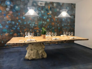 Réalisation d’une table « Lévitation » en bois flotté pour un restaurant à Béziers