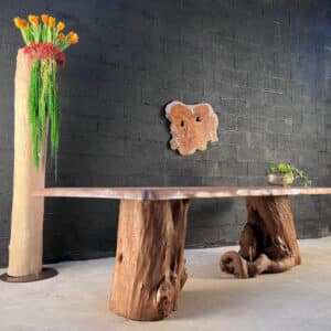 Création d'une table en bois flotté posée sur deux pieds en bois flotté Partager