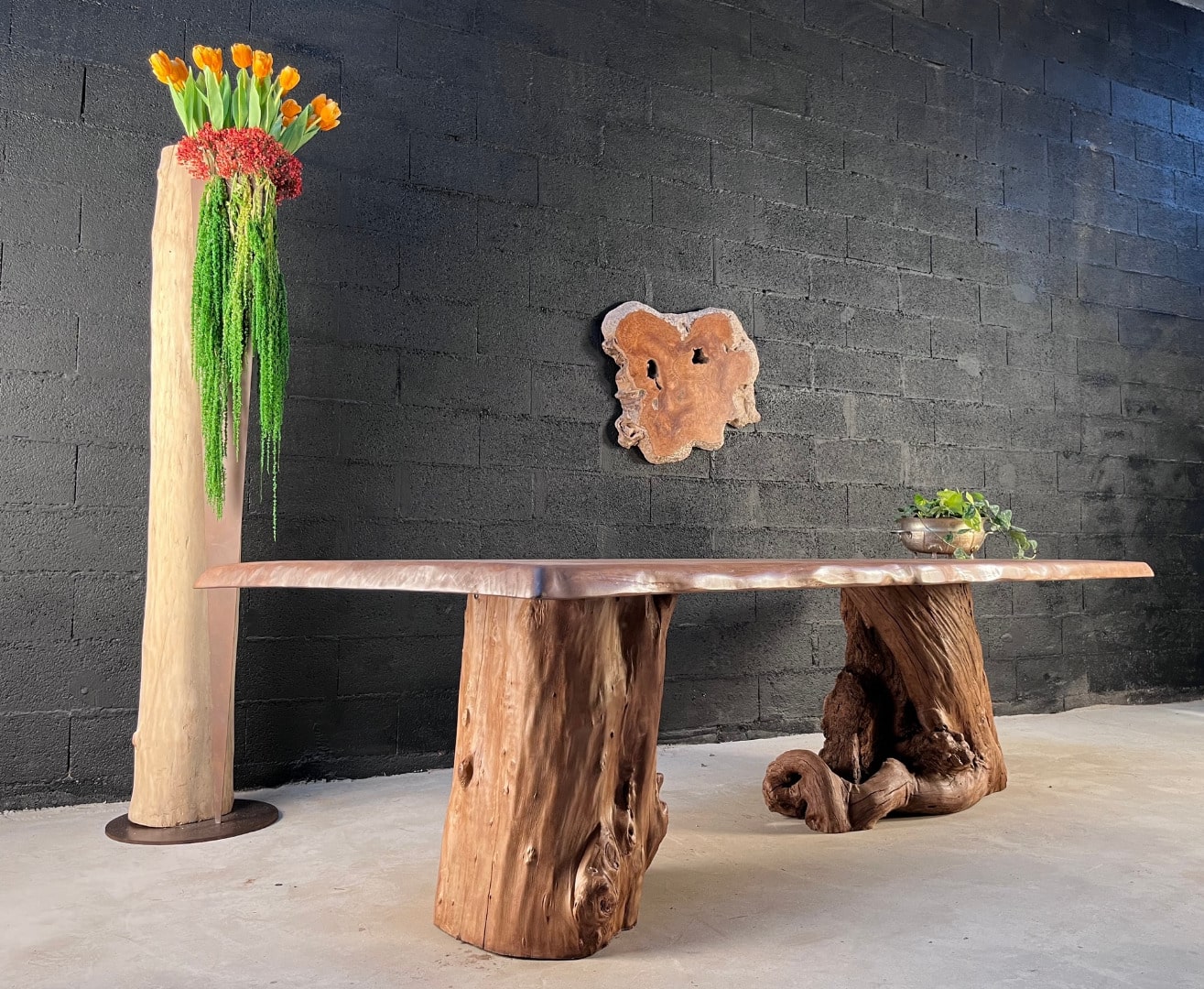 Création d'une table en bois flotté posée sur deux pieds en bois flotté Partager