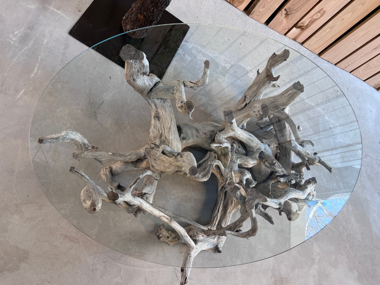 Création d'une table basse en racine africaine – Image 3