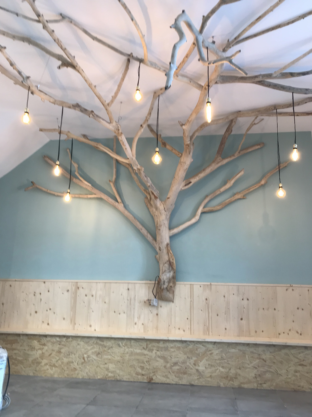 arbre en bois flotté dans un restaurant à lyon
