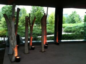 Location d’un ensemble de mobilier en bois flotté pour un évènementiel au Musée d’Orsay à Paris
