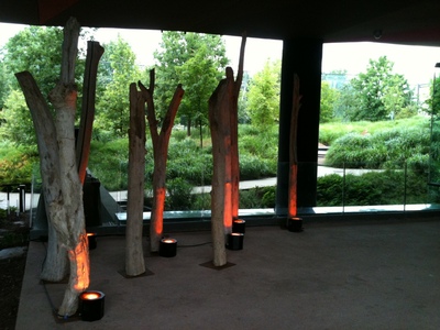 Location d'un ensemble de mobilier en bois flotté pour un évènementiel au Musée d'Orsay à Paris