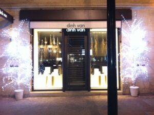 Réalisation de branches dorées pour les vitrines de Dinh Van