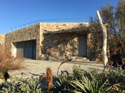 Pergola en bois flotté sur l'Ile Rousse en Corse