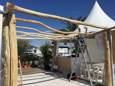Pergola en bois flotté et en tissus pour le salon Coté Sud à St Tropez