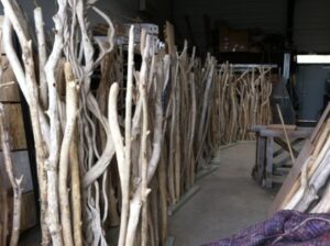 Réalisation de paravents en bois flotté pour le lycée de Sérignan