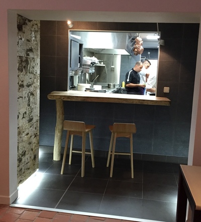 écorces de troncs de bouleaux dans un restaurant