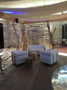 Décoration pour un stand en bois flotté