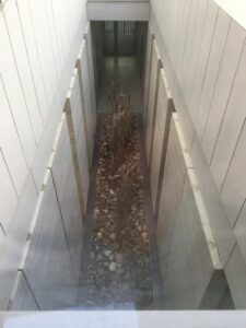 Paravent en bois flotté et en acier pour un palais de justice