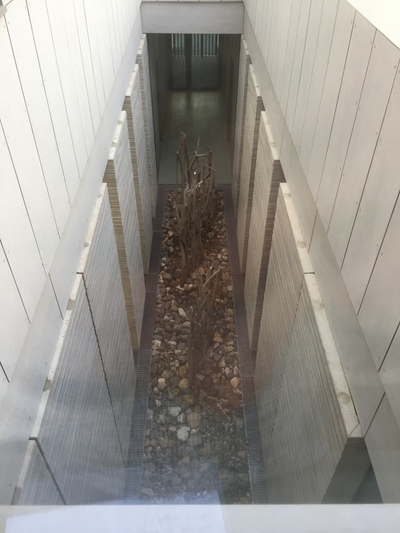 Paravent en bois flotté et en acier pour un palais de justice