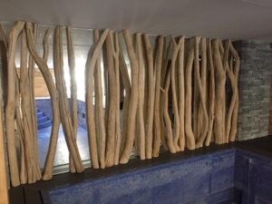 Réalisation d’un mur en troncs de bois flotté à Zermatt avec le cabinet d’architecture Comina