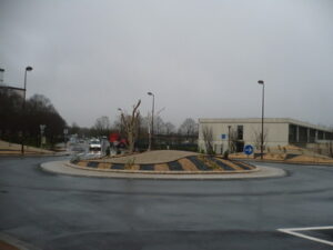 Troncs de bois flotté et souches pour la décoration d’un rond point