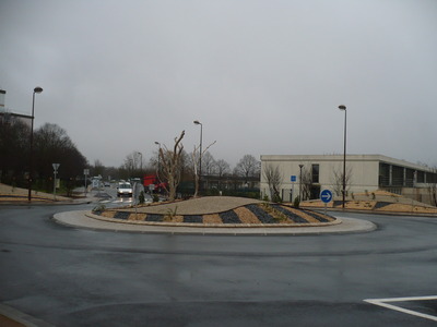 Troncs de bois flotté et souches pour la décoration d'un rond point