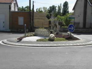 Le bois flotté sur un rond point