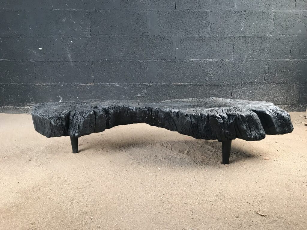 Création d'une table basse en bois flotté brulée