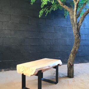 Banc dans un demi tronc en bois flotté sur pieds en métal