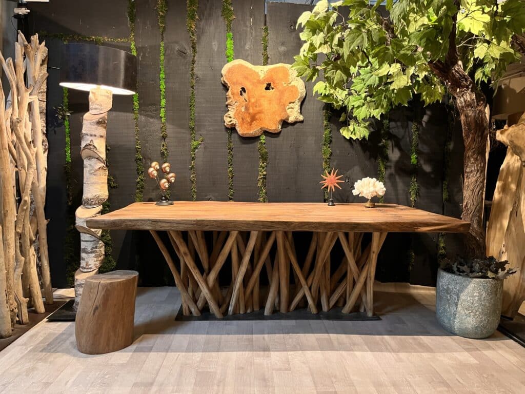 Table Rustique en Bois avec Pied en Branches de Style Nature Table en bois massif au design organique, lampe en tronc de bouleau et mur végétal avec tranche de bois décorative.